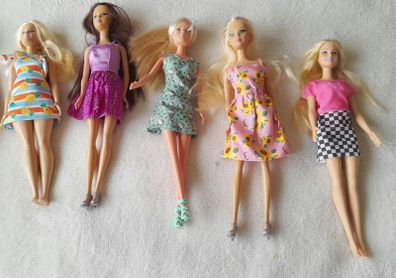 Barbie dolls x 5