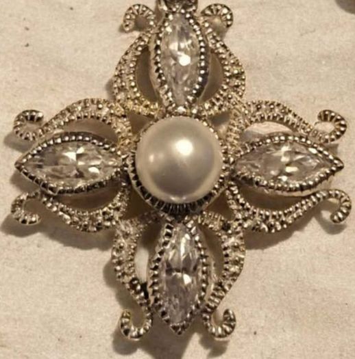 Beautiful 925 Sterling Silver Pearl Jewellery Set (Necklace & Earrings)