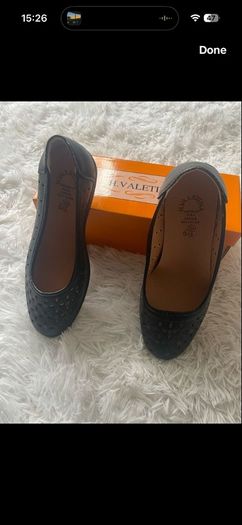 1,000  pairs of women's shoes