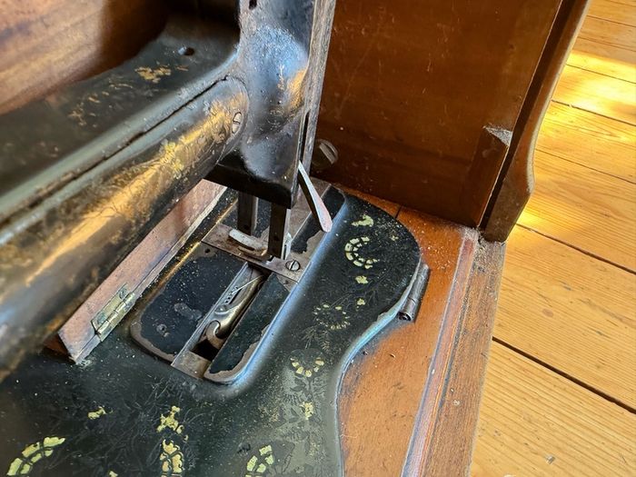 Singer sewing machine - vintage for film set or pub memorabilia