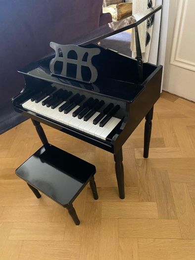 Kids mini grand piano