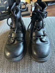 UK 1 black boots