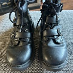 UK 1 black boots