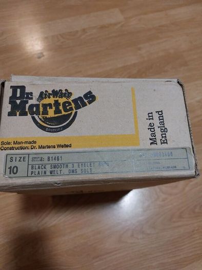 Adult shoes. DR Martens. SIZE 10