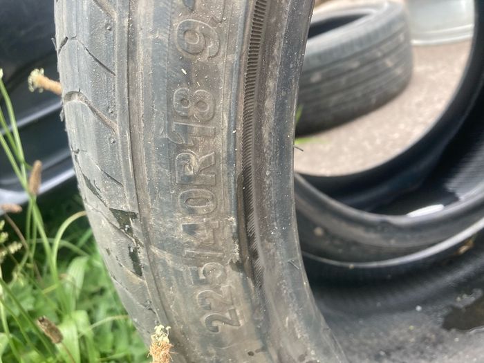 tire 225/40/18x2