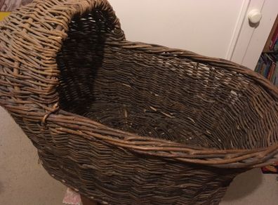 Wicker cot basket