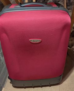 Large pink suitcase (2 wheel)