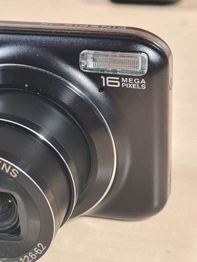 FUJIFILM FINEPIX JX400 digital camera 16mp mega pixel plus charger and case