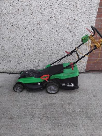 Electric lawnmower