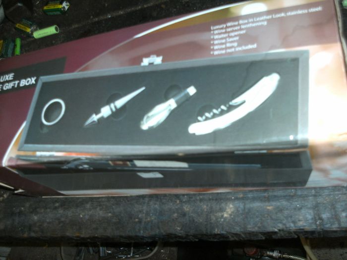 Wine serving kit