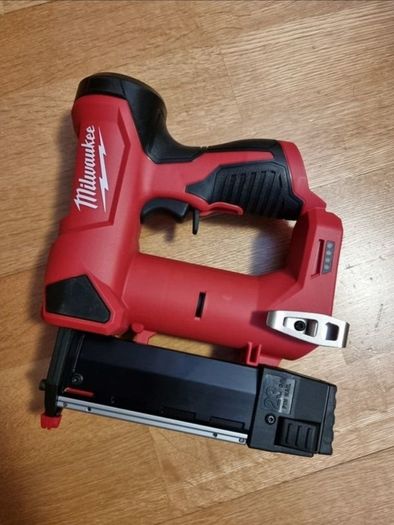 Milwaukee M12 23 Gauge Pin Nail Gun & 2x Battery
