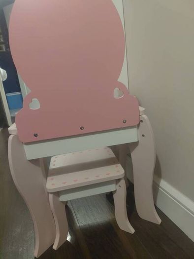 Small make up table