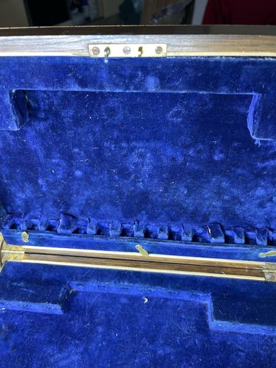 1 antique wooden display box