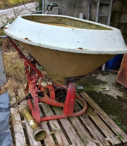 Vicon 600 fertilizer spreader