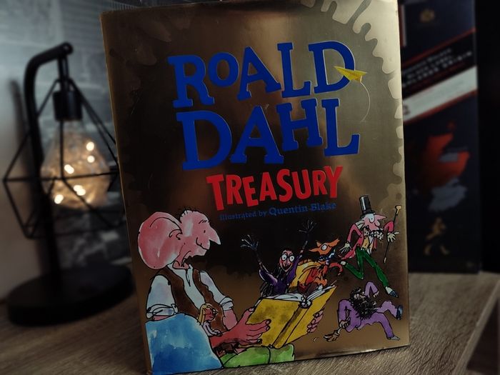 The Roald Dahl Treasury ! by Roald Dahl ! Beautiful Hardcover with Illustrations ! 2016 ! by Puffin !