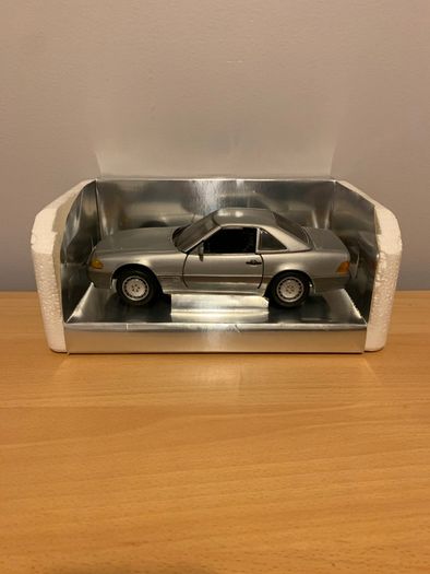 Mercedes 500 SL 32 Coupe 1/18 Revell Metal Model Car