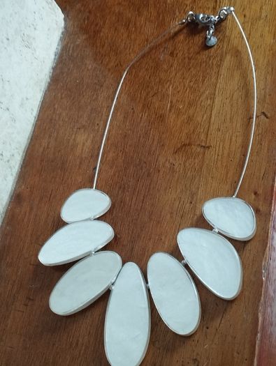 Necklace in Mother of Pearl and Resin.