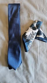 Tie and kerchief set