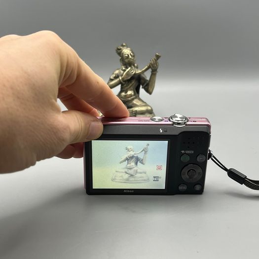 Nikon Coolpix S570 12MP Digital Camera Pink - Full Kit