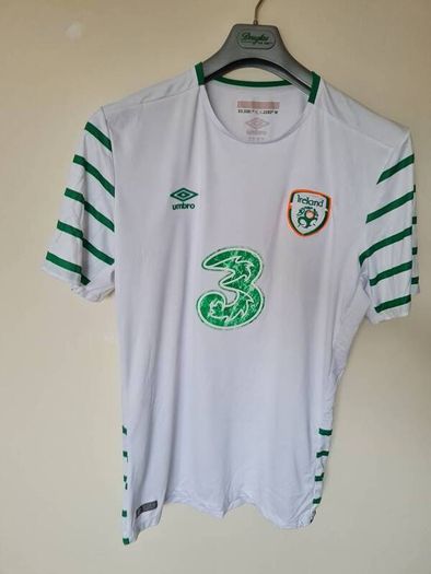 2016/17 umbro ireland away shirt Size xl Pit to pit 23" white In excellent condition