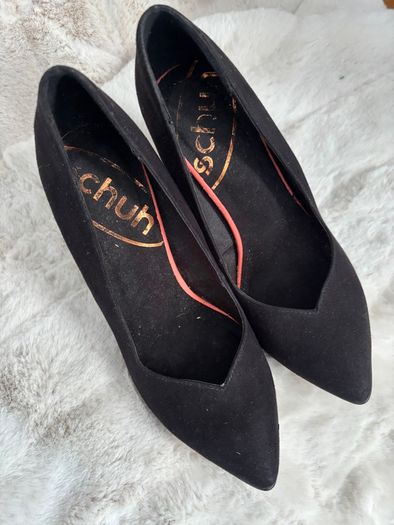 High-heeled shoes