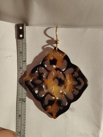 Arabesque earrings with a filigree pattern under the tortoise shell.