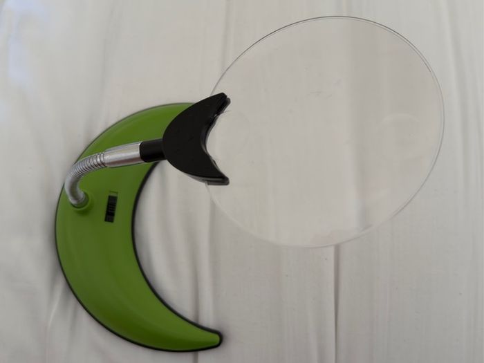 magnifying glass with stand and light