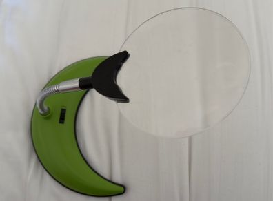 magnifying glass with stand and light