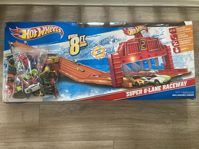 Hot Wheels super 6 lane raceway