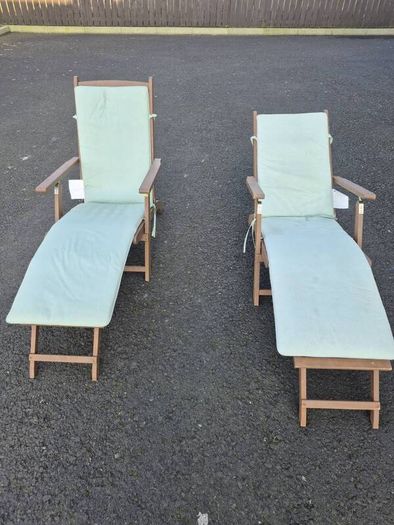 solid wood teak sunlounger / deck chair