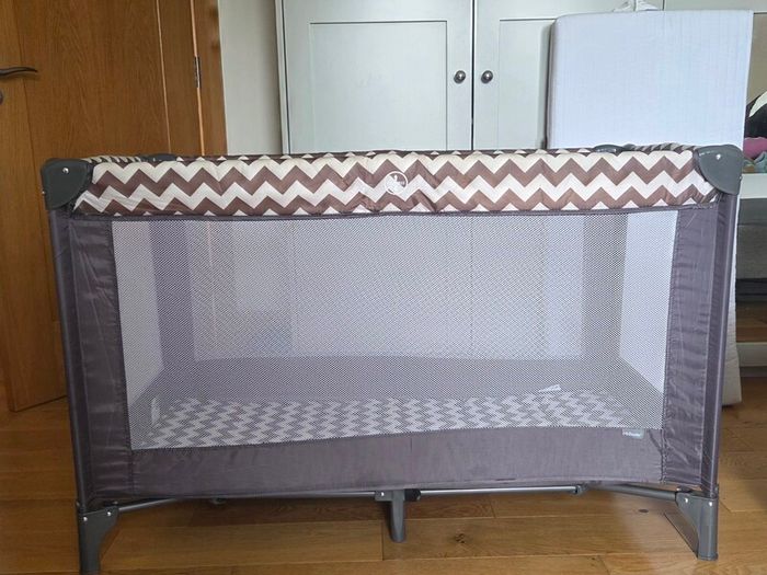 Travel cot