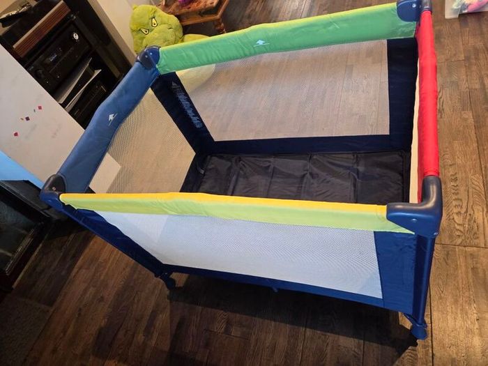 Baby travel cot