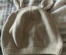 Girls hat 6/12 mths