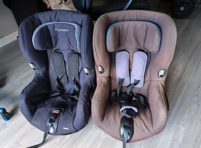 2 x Maxi Cosi Axis 360 car seats