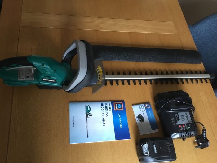 Cordless hedge trimmer