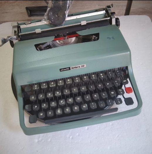 Olivetti Lettera 32 Typewriter