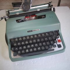 Olivetti Lettera 32 Typewriter