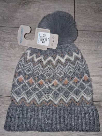 x2 Bundle - Brand New Primark Family Jumper - Size - XL - RRP - 16.00 & Brand New Tossle Hat - One Size - RRP - 5.00 = 21.00