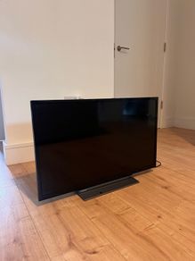 Toshiba 32 Inch TV with Remote and Stand