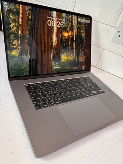 MacBook Pro 15-inch Excellent Condition (21 Battery Cycle Count)