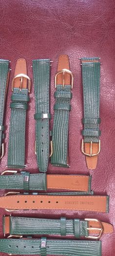 Vintage jewelry is sold individually for 5 to 10 euros