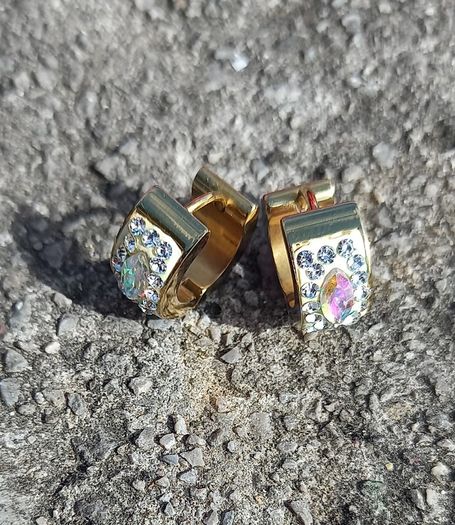 Vintage jewelry is sold individually for 5 to 10 euros.