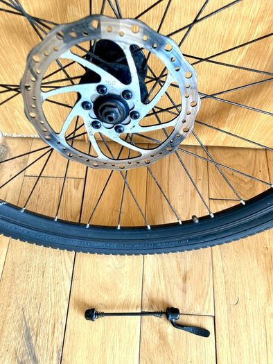 Mountain bike bicycle wheel and tyre disc brakes