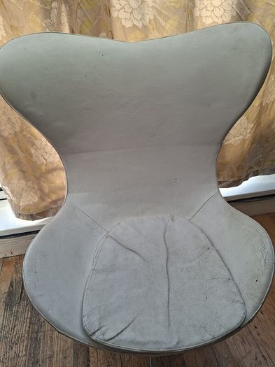 Arne Jacobsen replica Egg Chair in white