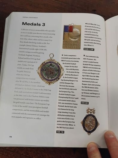 Hamlyn Guide to Football Collectables