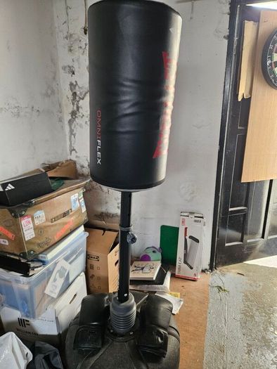 Punch Bag Everlast heavy bag and Venum gloves
