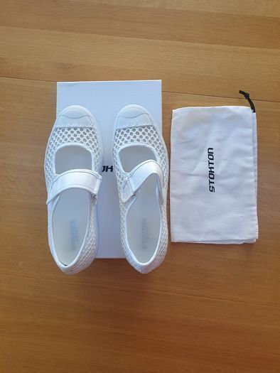 Stockton 623D open weave velcro white runner Size 40
