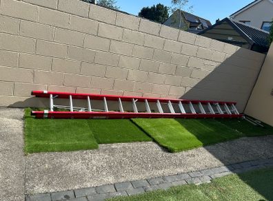 Fiberglass heavy duty ladder