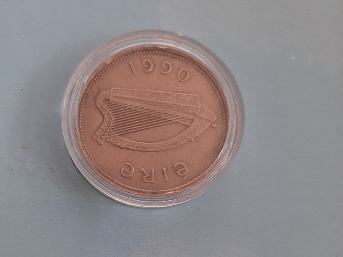 1 pound coin in coin case