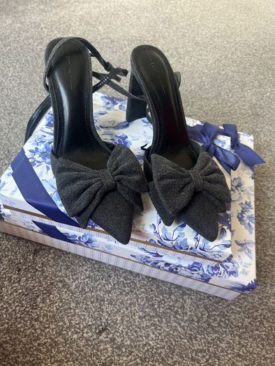 bow heels